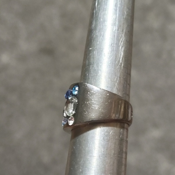 GUESS SHADES OF BLUE AND WHITE RHINESTONE CRYSTAL SILVER-TONE SIZE 7.2 RING - Picture 6 of 9